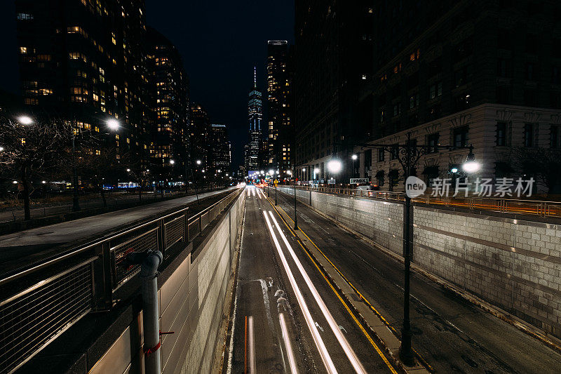 曼哈顿西街的路灯轨迹，背景是世贸中心一号大楼