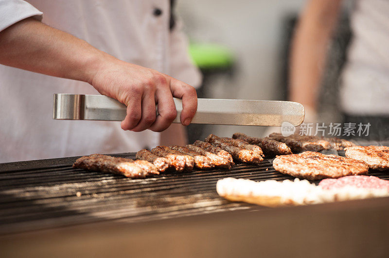 斯洛文尼亚，开放式厨房里的烤肉即将上桌