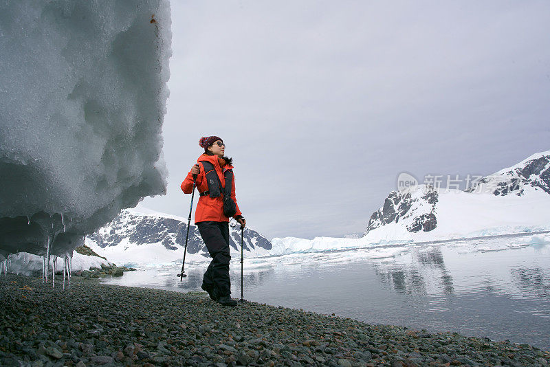 妇女徒步拍摄的照片南极半岛山奥纳港杰拉契海峡南极洲