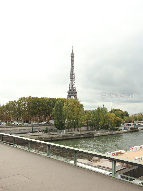 法国巴黎，塞纳河上的埃菲尔铁塔