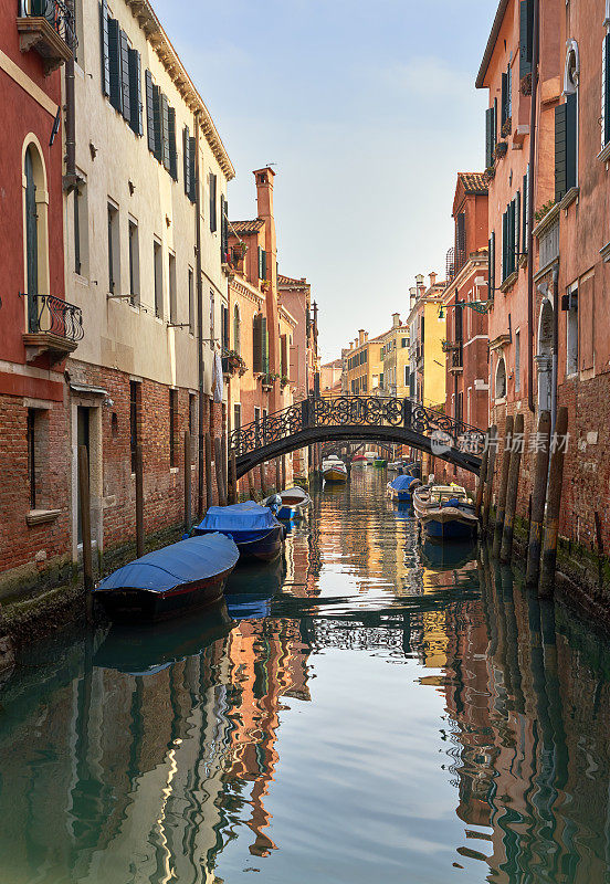 意大利威尼托威尼斯宁静的运河景色
