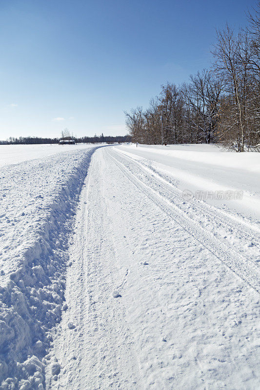 空雪覆盖的乡村路