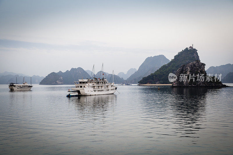 沿着下龙湾航行