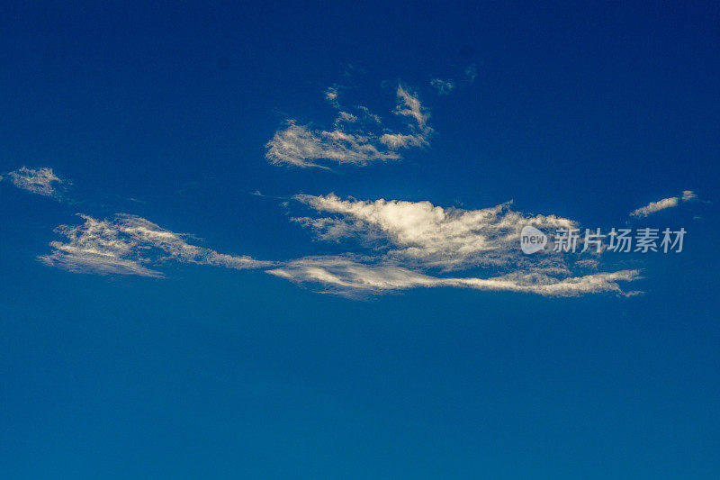 蓝色天空中的缕缕卷云和高积云