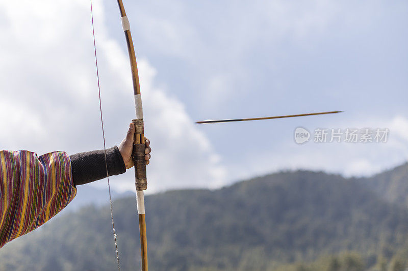 在Phobjikha山谷的一场射箭比赛中，一支箭高速离开了弓
