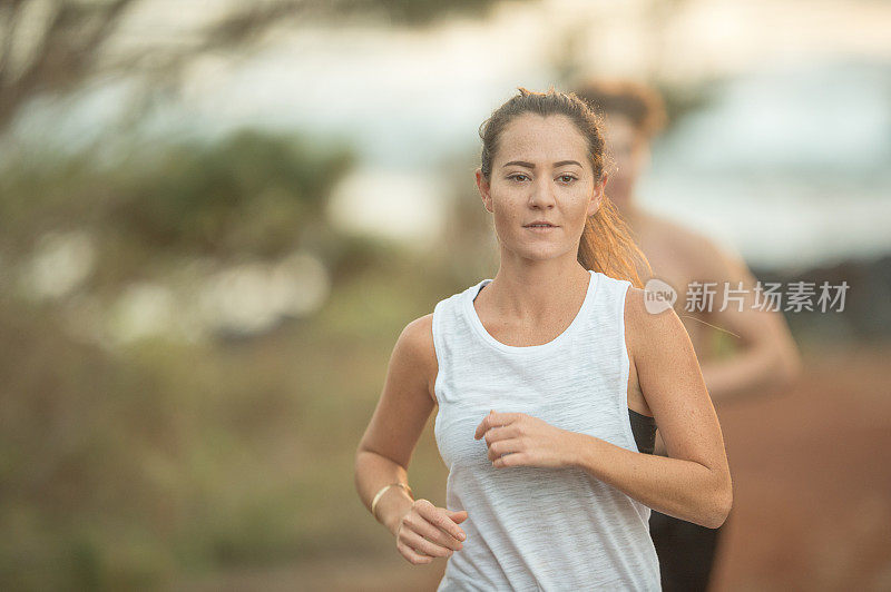 两个朋友一起沿着夏威夷海岸线慢跑