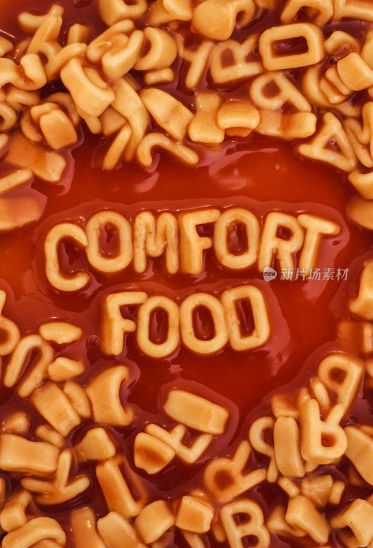 单词“安慰食物”是用意大利面形状的字母拼出来的