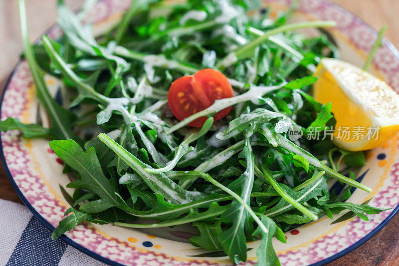 小盘芝麻菜沙拉，特写