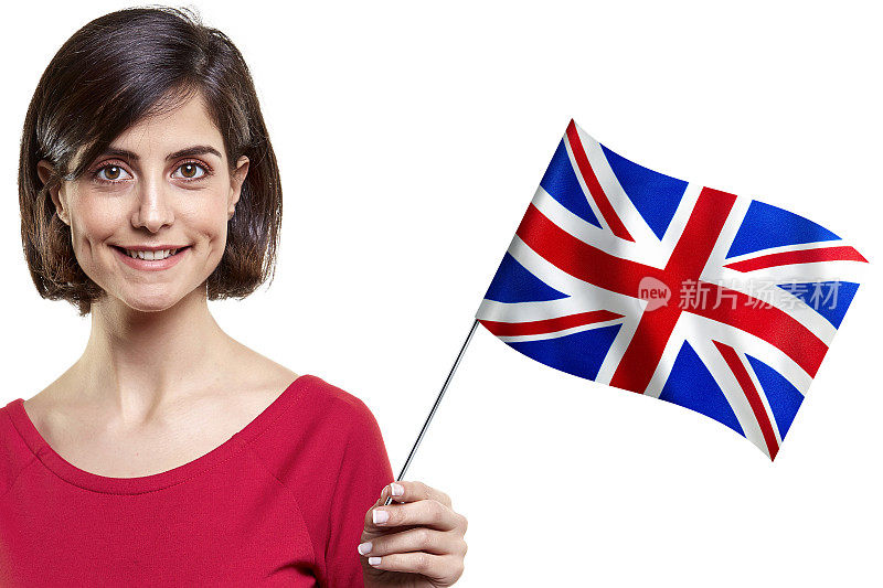 年轻女子举着英国国旗