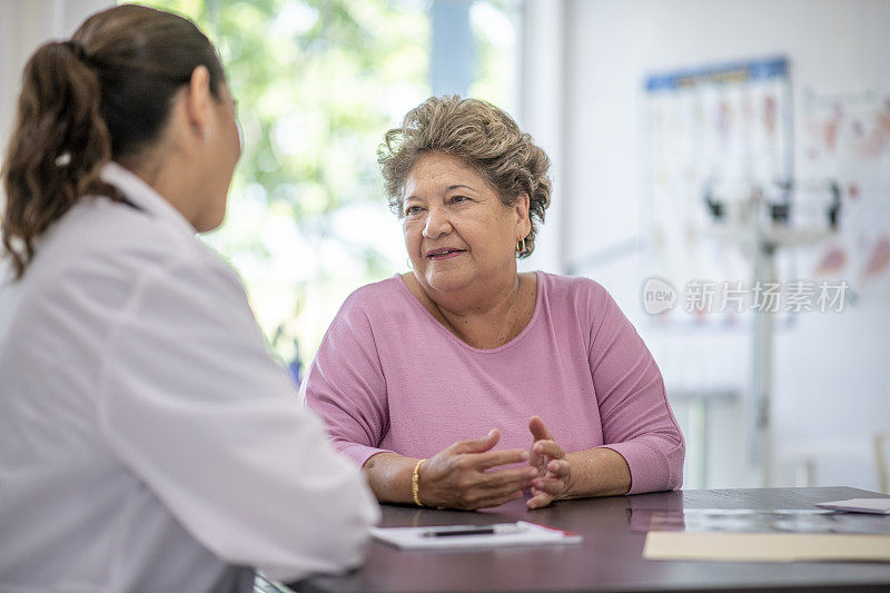 西班牙裔成年女性在医生的办公室