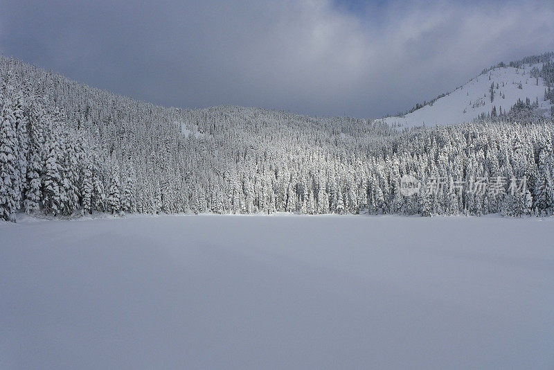 冬季暴雪湖