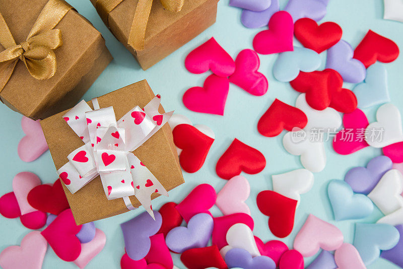 情人节礼物盒与心脏的背景