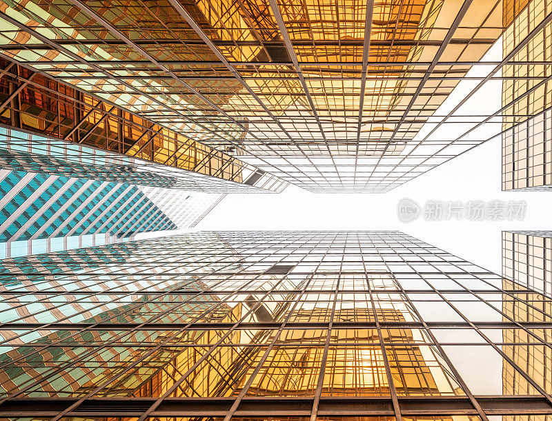 光明的未来，金融大厦相互辉映，从下面看