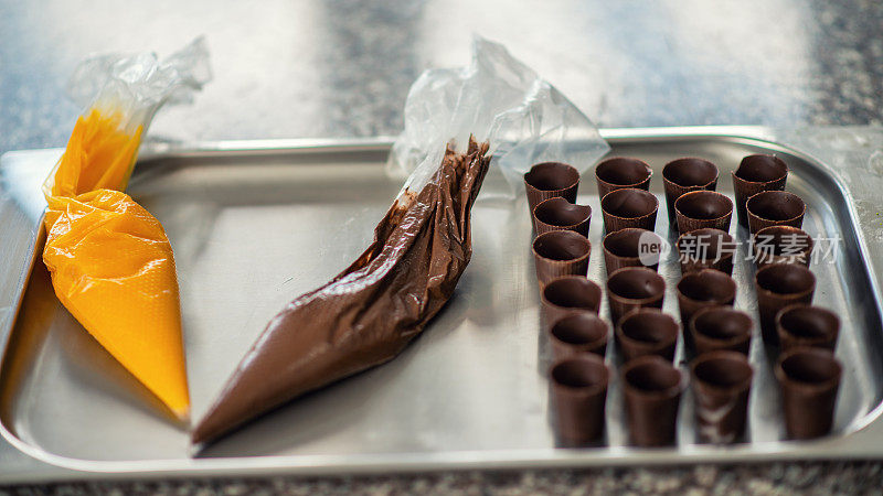 糖果商为巧克力块制作贝壳