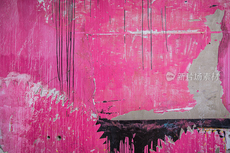 粉红混乱的墙，有脱落的油漆和随机的黑色线条