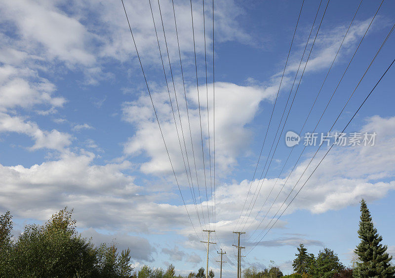 加拿大不列颠哥伦比亚省电线杆上空的云层