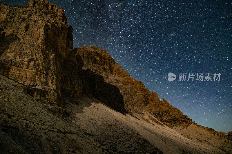 意大利阿尔卑斯山上的星空-拉瓦雷多峰(拉瓦雷多的三座山峰)。