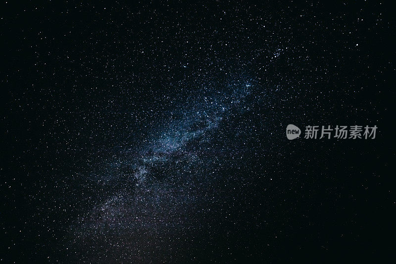 在星空下的山间露营