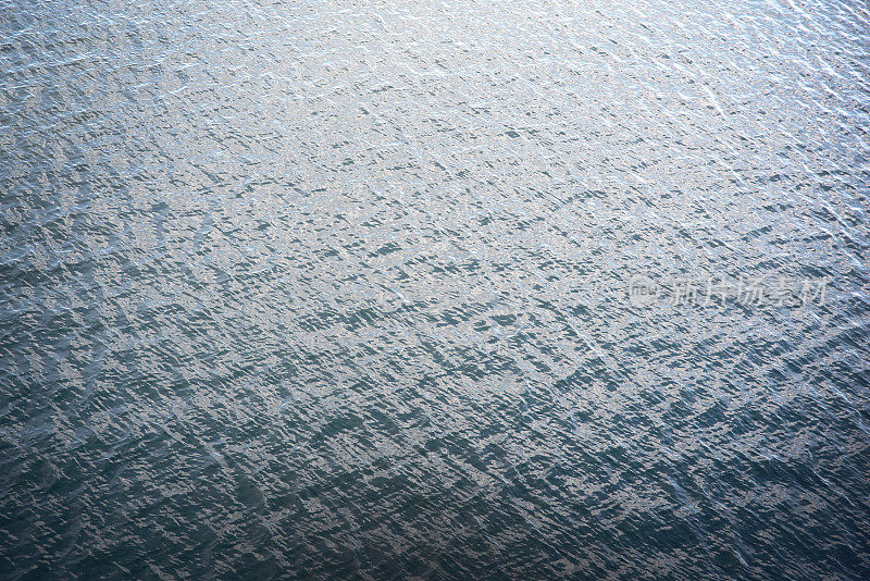 蓝色平静的水波纹水面背景