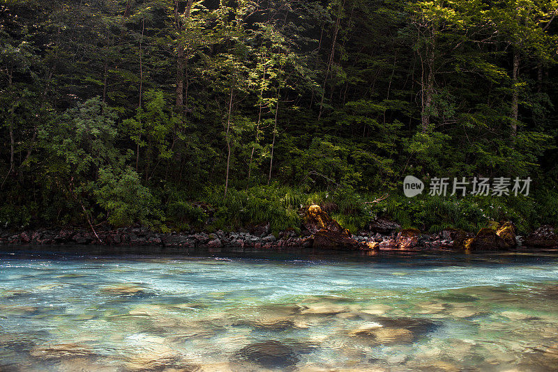 德杰维察桥附近的塔拉河，就在圣天使长迈克尔修道院后面。黑山。