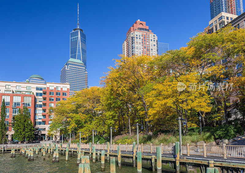 炮台公园在秋天的颜色与世界贸易中心大厦的背景，曼哈顿下西区，纽约，美国