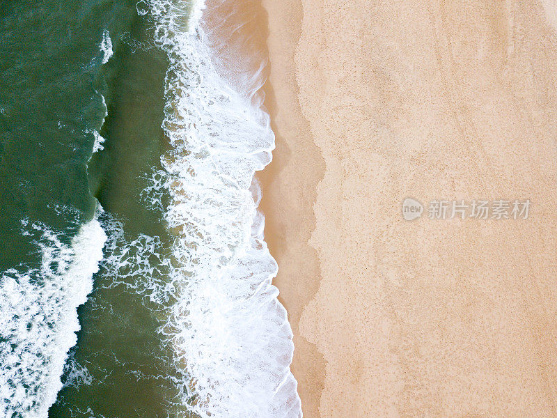 壮观的鸟瞰图，美丽的白色海滩沐浴在绿色的海浪