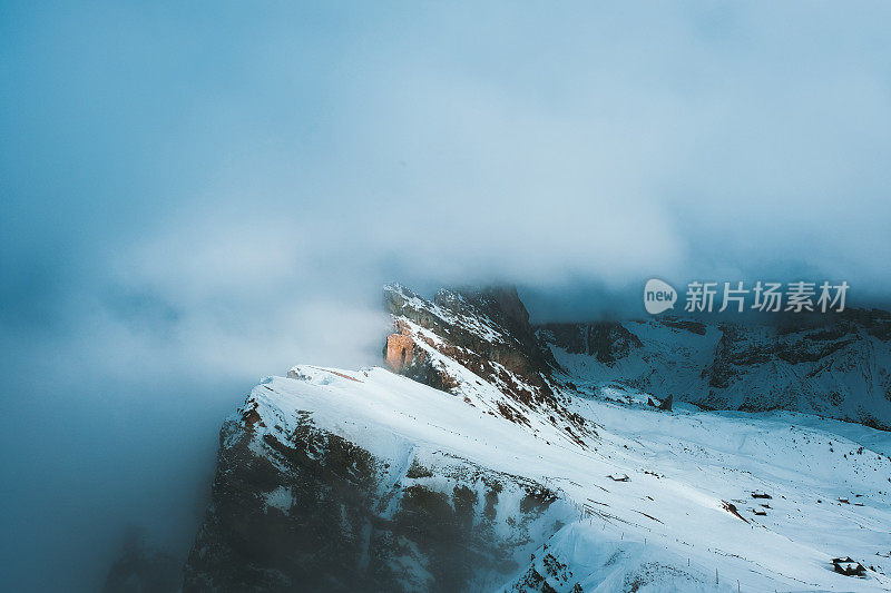 风景优美的大山塞塞达和山上的小屋覆盖在白云石阿尔卑斯山，意大利