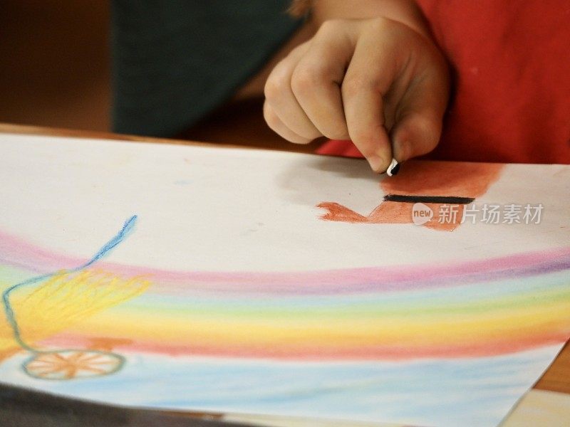 小孩子用粉笔在纸上画画