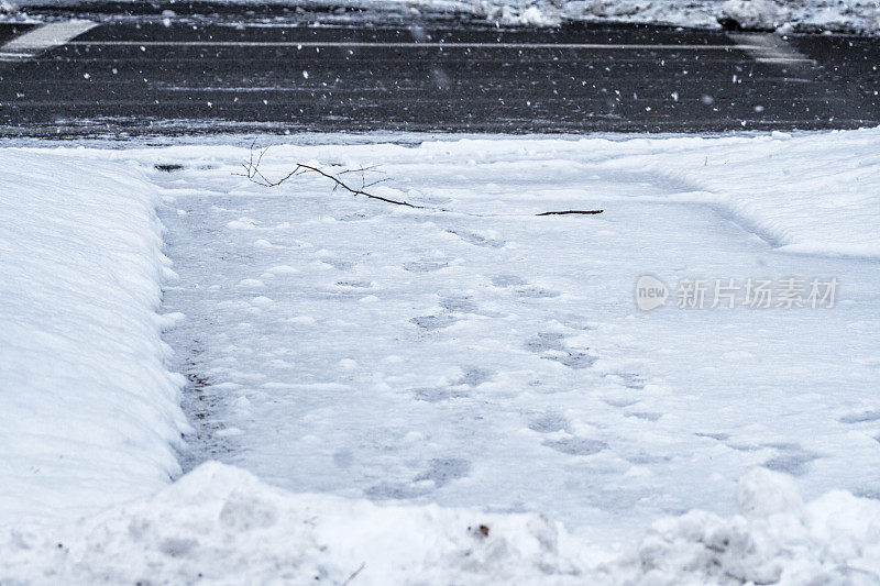 雪地车道上的脚印