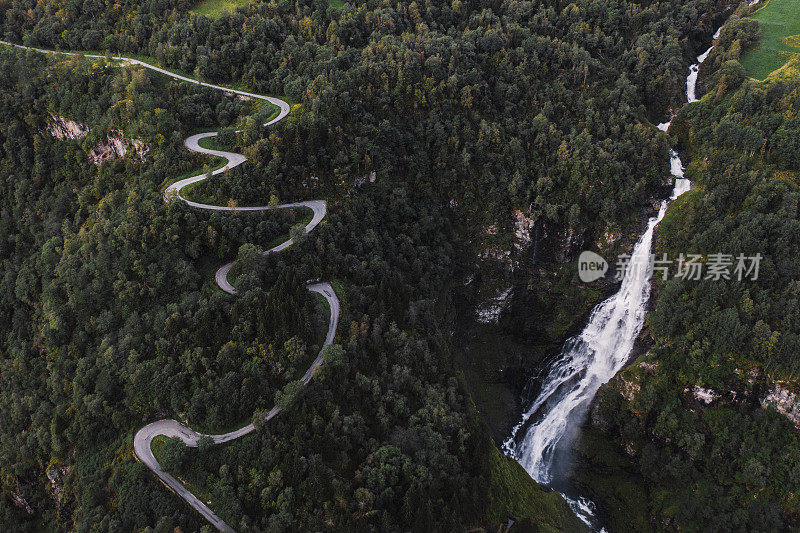 挪威瀑布附近的发夹公路鸟瞰图