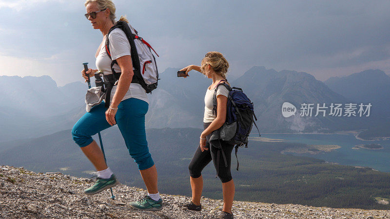 女性徒步旅行者登上山顶