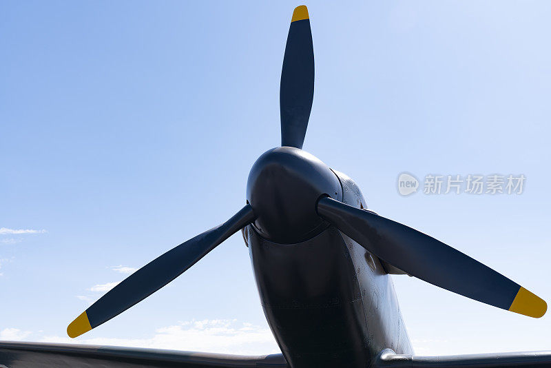 飞机涡轮螺旋桨发动机与螺旋桨，部分飞机机身，机翼和尾部
