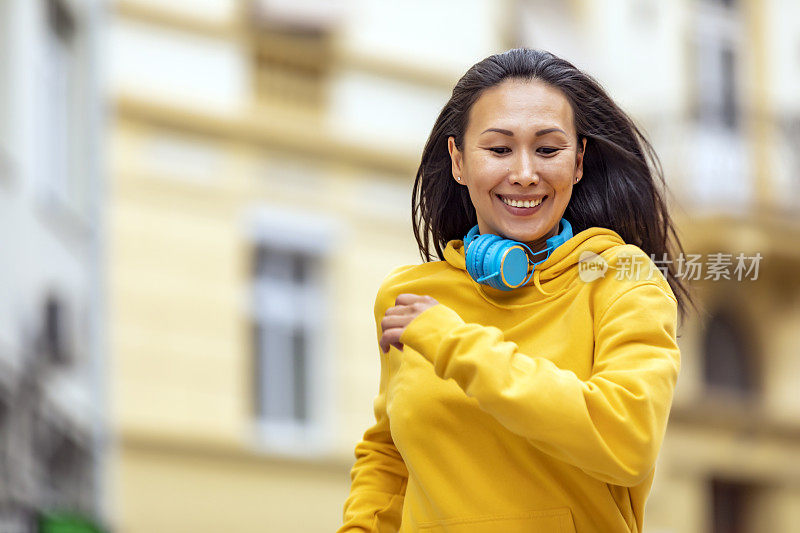 女运动员在户外跑步。在城里慢跑的女人