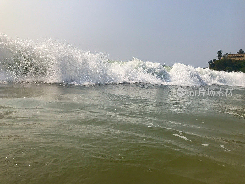 印度果阿，海浪冲向相机