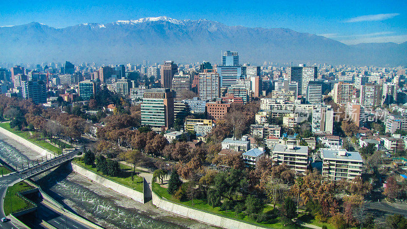 智利圣地亚哥全景。智利首都圣地亚哥是智利最大的城市