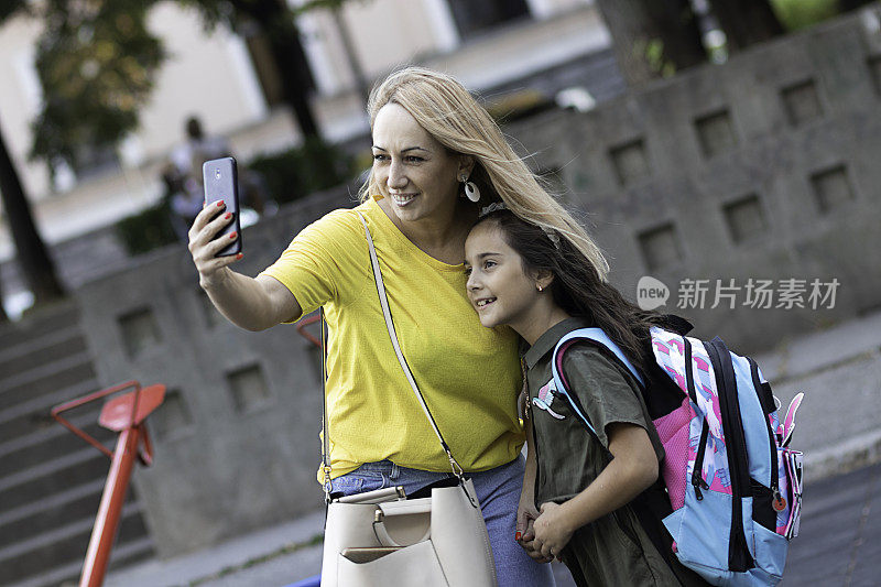 第一天上学后，妈妈在和女儿自拍