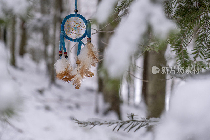 蓝褐色的捕梦网在雪地里