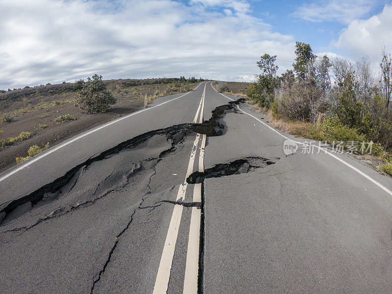 位于夏威夷火山国家公园的火山活动断裂的道路