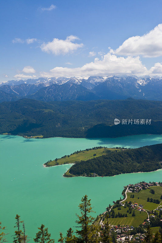 瓦尔肯瑟湖和阿尔卑斯山的鸟瞰图