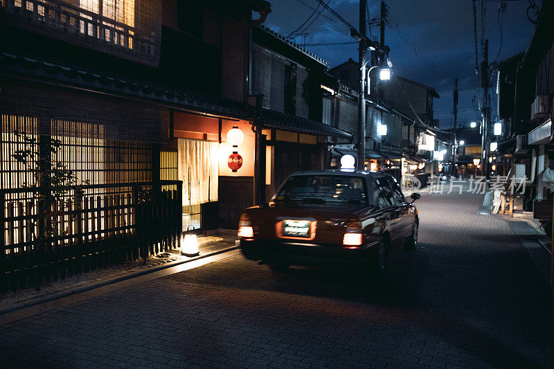 晚上在京都街头的出租车