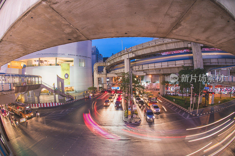 全景城市景观商业区从高空在黄昏(暹罗silom中心曼谷，泰国)