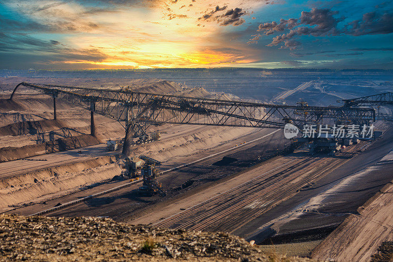 博克斯伯格附近卢萨田褐煤矿区的大型煤炭挖掘机