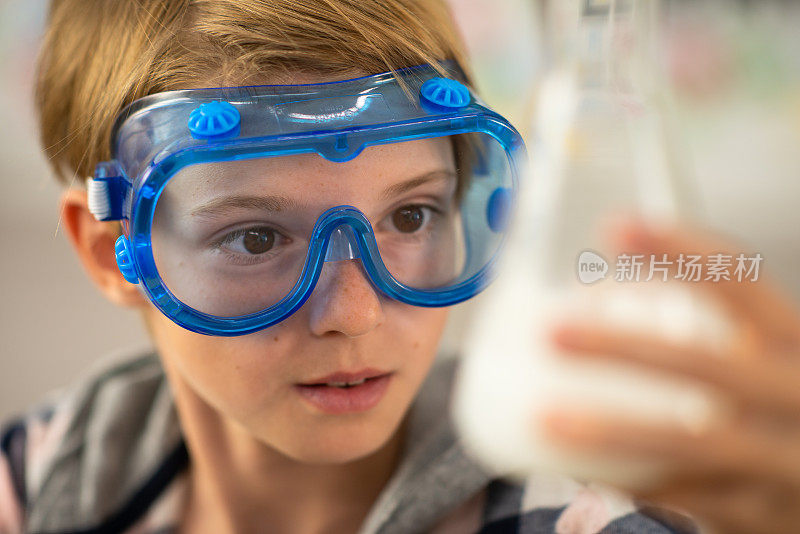 小学生拿着一个Flask近距离的库存照片