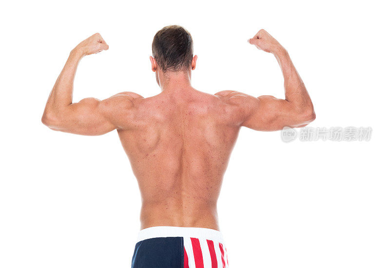 白人男性运动员站着，穿着短裤，积极地健身和举着旗