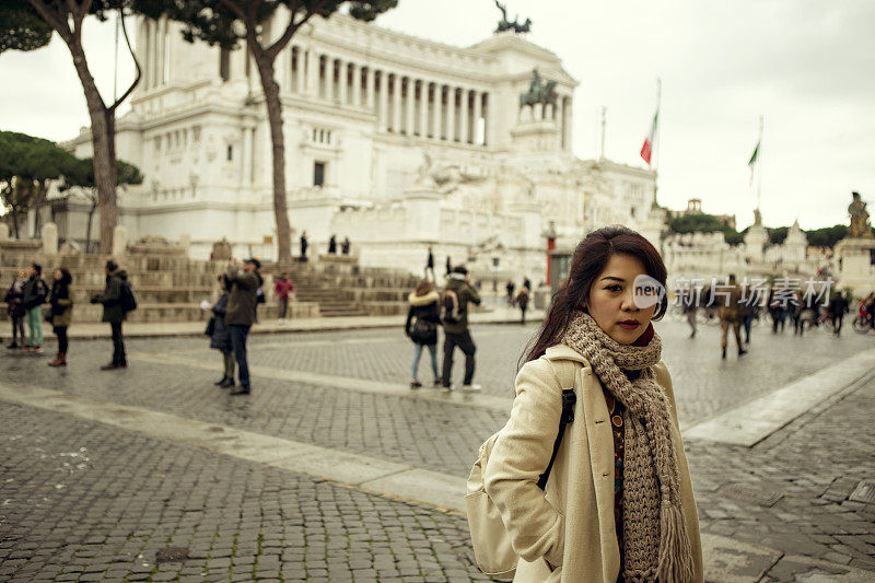 一个年轻的亚洲女人在意大利罗马旅行