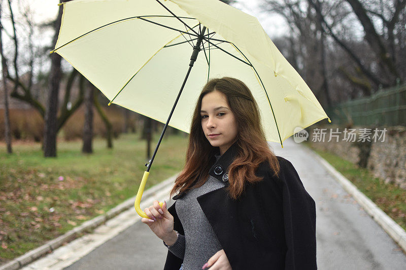 美丽的年轻女子享受着雨天