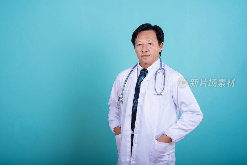 亚洲医生的肖像外科医生与听诊器