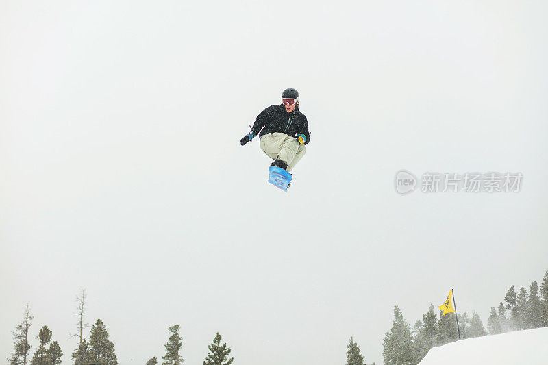 在科罗拉多州落基山脉的滑雪度假村小镇滑雪和单板滑雪活动