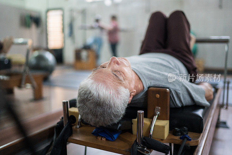 老年男性病人在诊所做理疗