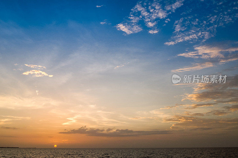 在墨西哥湾的尤卡坦海岸，温暖而多彩的日落